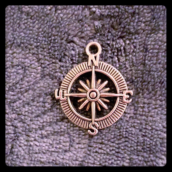 Jewelry - 🎁3/$15🎁 Compass Pendant Silver Tone